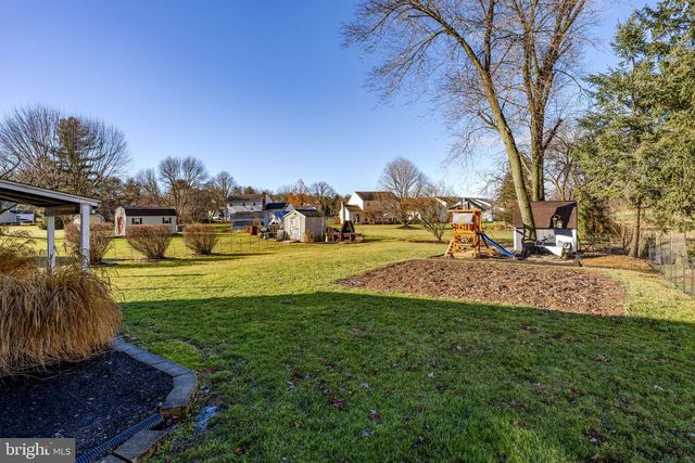 633 N FARMERSVILLE RD, Ephrata, PA 17522