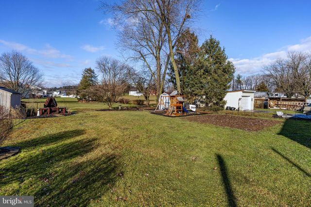 633 N FARMERSVILLE RD, Ephrata, PA 17522