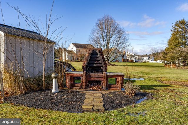 633 N FARMERSVILLE RD, Ephrata, PA 17522