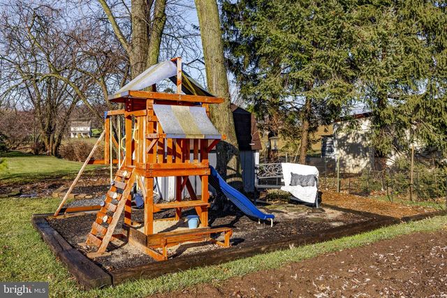 633 N FARMERSVILLE RD, Ephrata, PA 17522