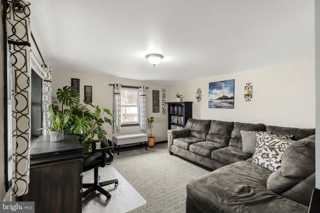 633 N FARMERSVILLE RD, Ephrata, PA 17522