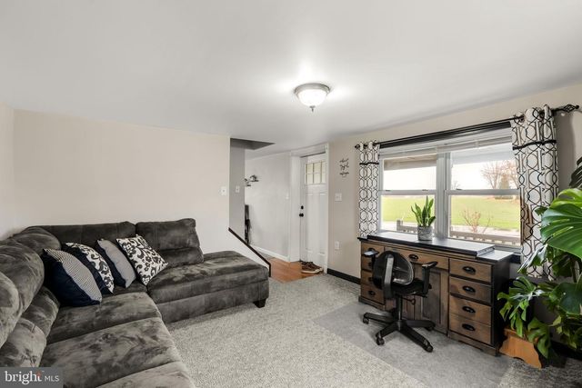 633 N FARMERSVILLE RD, Ephrata, PA 17522