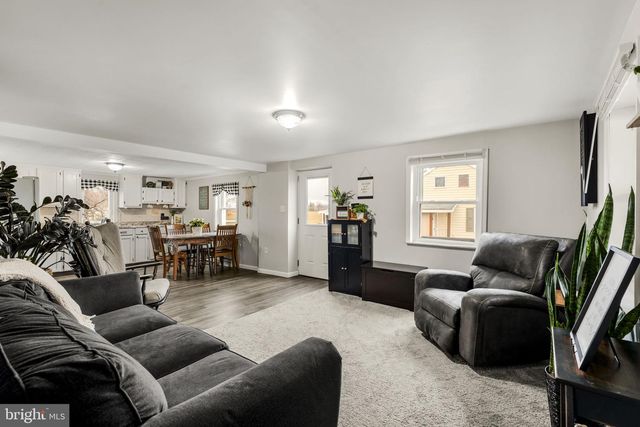 633 N FARMERSVILLE RD, Ephrata, PA 17522