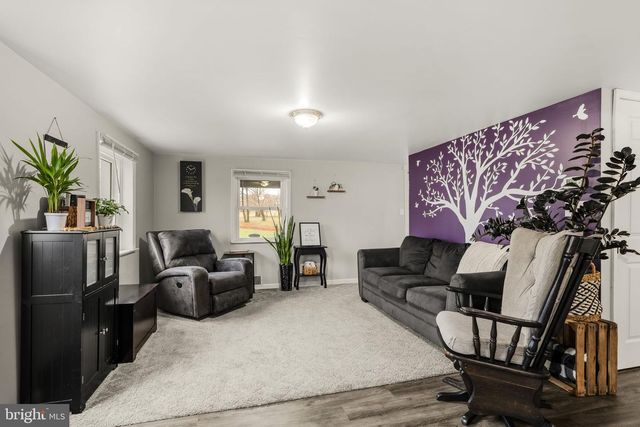 633 N FARMERSVILLE RD, Ephrata, PA 17522