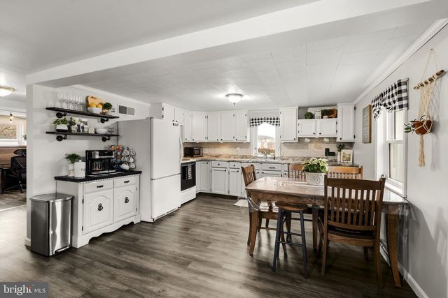 633 N FARMERSVILLE RD, Ephrata, PA 17522