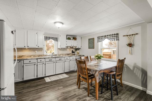 633 N FARMERSVILLE RD, Ephrata, PA 17522