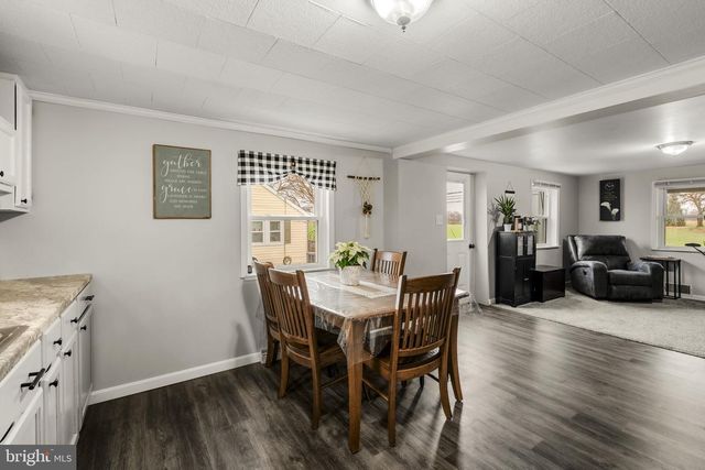 633 N FARMERSVILLE RD, Ephrata, PA 17522