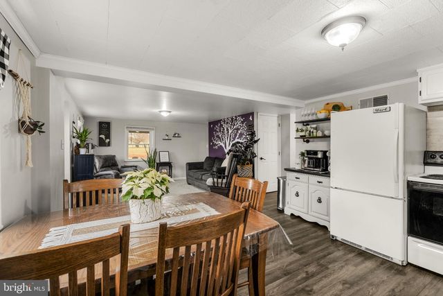 633 N FARMERSVILLE RD, Ephrata, PA 17522