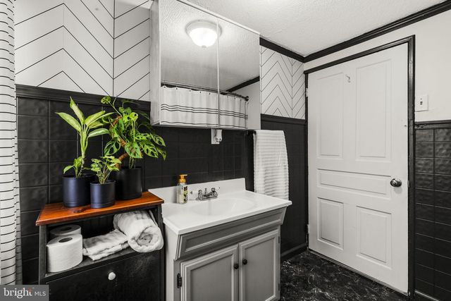 633 N FARMERSVILLE RD, Ephrata, PA 17522