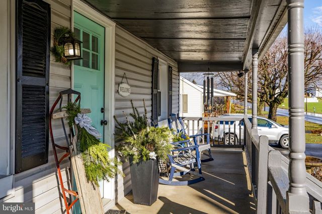 633 N FARMERSVILLE RD, Ephrata, PA 17522