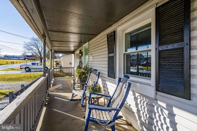 633 N FARMERSVILLE RD, Ephrata, PA 17522