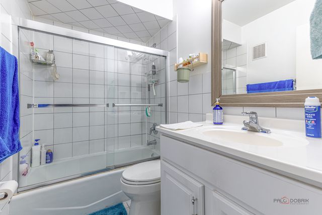 9396 Bay Colony Drive 1S, Des Plaines, IL 60016