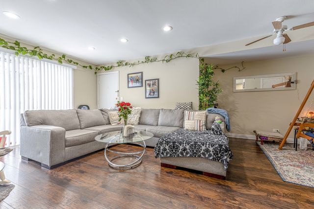 9396 Bay Colony Drive 1S, Des Plaines, IL 60016