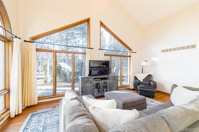 21774 East River Road, Grosse Ile Township, MI 48138