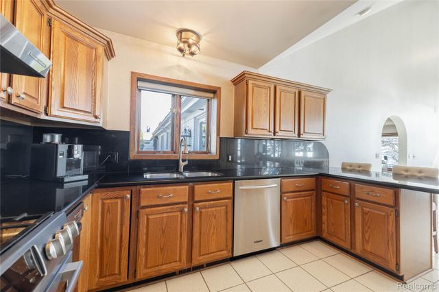 21774 East River Road, Grosse Ile Township, MI 48138