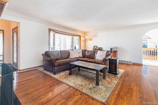 21774 East River Road, Grosse Ile Township, MI 48138