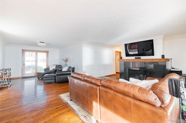 21774 East River Road, Grosse Ile Township, MI 48138