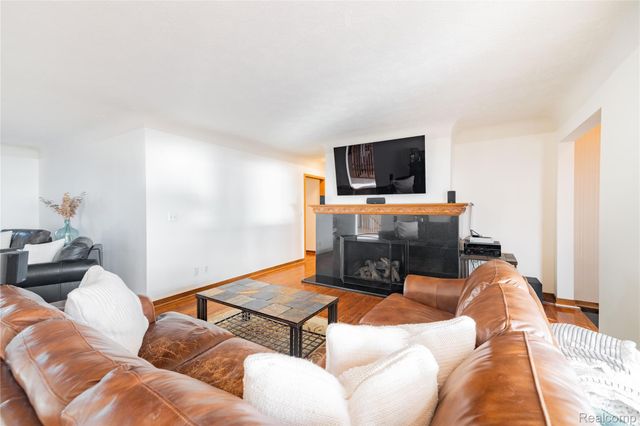 21774 East River Road, Grosse Ile Township, MI 48138