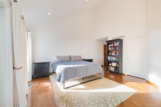 21774 East River Road, Grosse Ile Township, MI 48138