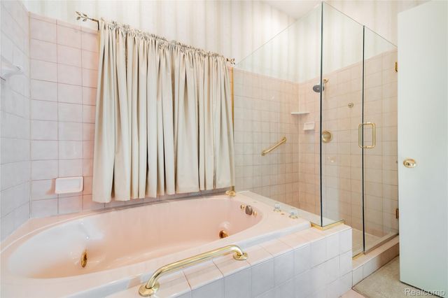 21774 East River Road, Grosse Ile Township, MI 48138