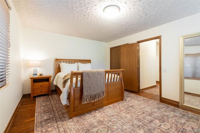 21774 East River Road, Grosse Ile Township, MI 48138