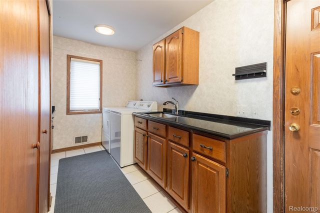 21774 East River Road, Grosse Ile Township, MI 48138