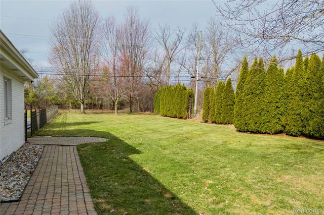 21774 East River Road, Grosse Ile Township, MI 48138