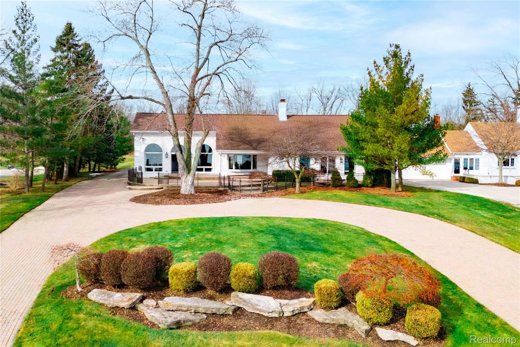 21774 East River Road, Grosse Ile Township, MI 48138