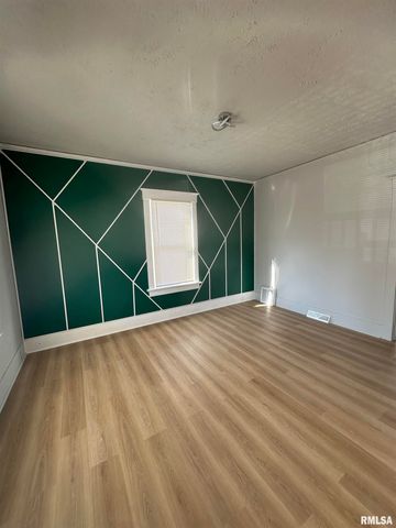 823 W NOWLAND Avenue, Peoria, IL 61604