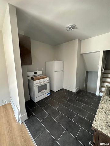 823 W NOWLAND Avenue, Peoria, IL 61604