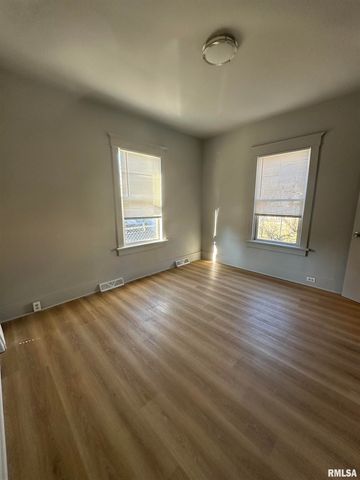 823 W NOWLAND Avenue, Peoria, IL 61604