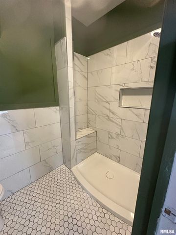 823 W NOWLAND Avenue, Peoria, IL 61604