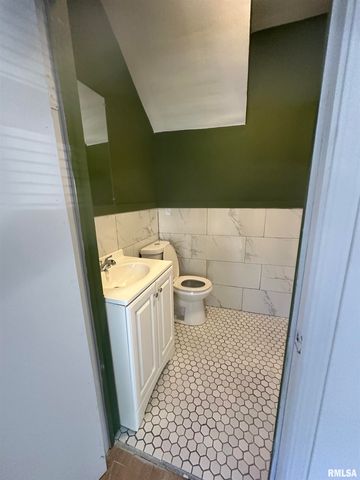 823 W NOWLAND Avenue, Peoria, IL 61604