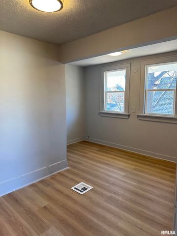 823 W NOWLAND Avenue, Peoria, IL 61604