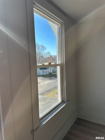 823 W NOWLAND Avenue, Peoria, IL 61604