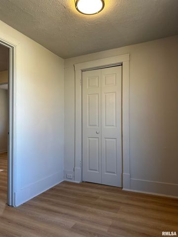 823 W NOWLAND Avenue, Peoria, IL 61604