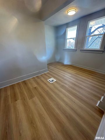 823 W NOWLAND Avenue, Peoria, IL 61604