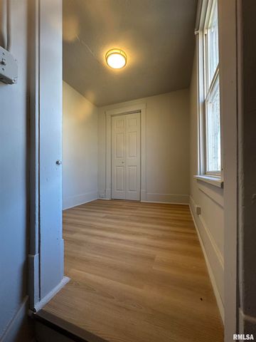 823 W NOWLAND Avenue, Peoria, IL 61604