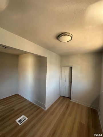 823 W NOWLAND Avenue, Peoria, IL 61604