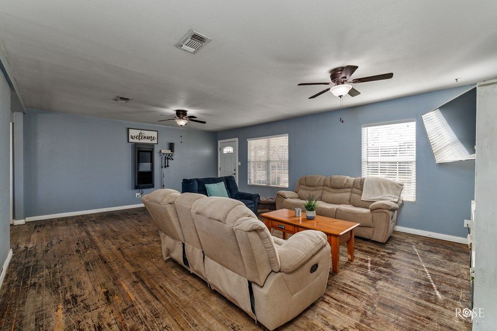 Image 10 of property listing at 408 Murrell Ave, Ballinger, TX 76821