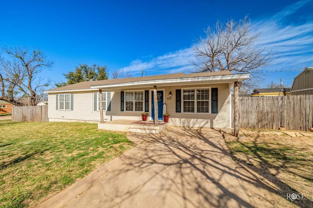 Image 2 of property listing at 408 Murrell Ave, Ballinger, TX 76821