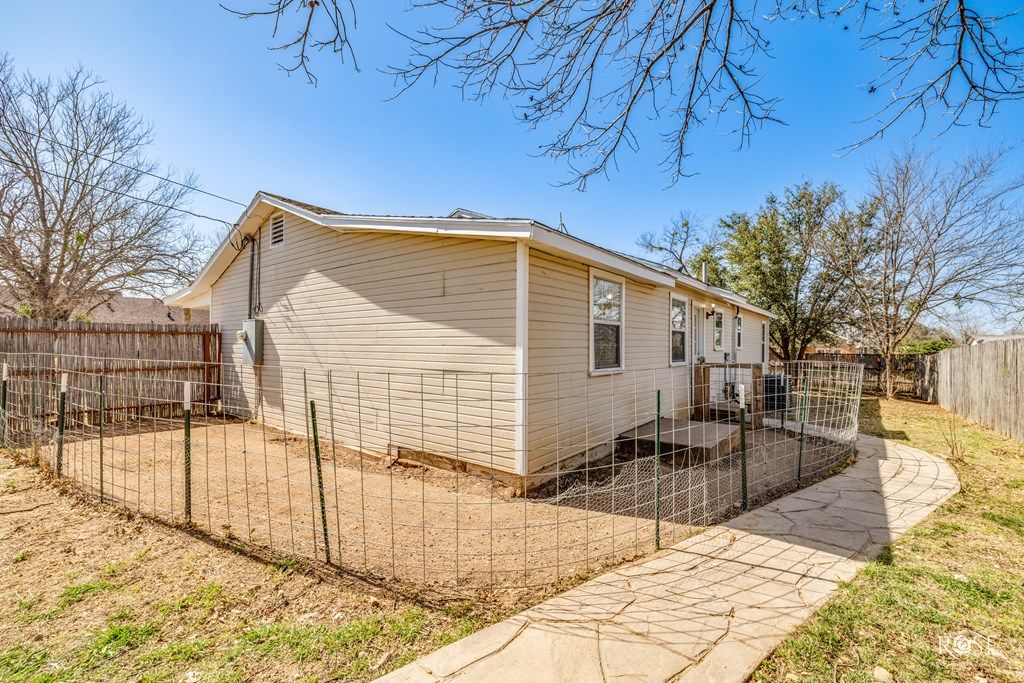 Image 25 of property listing at 408 Murrell Ave, Ballinger, TX 76821