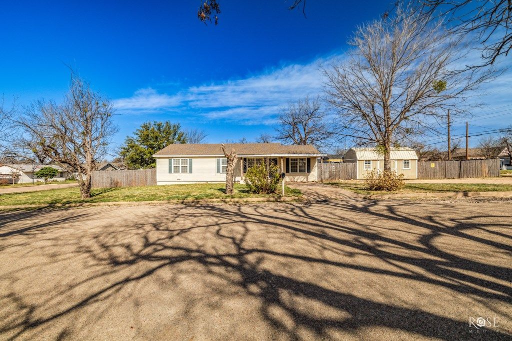 Image 3 of property listing at 408 Murrell Ave, Ballinger, TX 76821