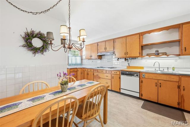 1310 Hollins Drive, St Louis, MO 63135