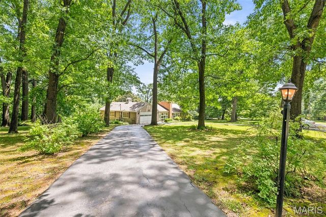 1310 Hollins Drive, St Louis, MO 63135