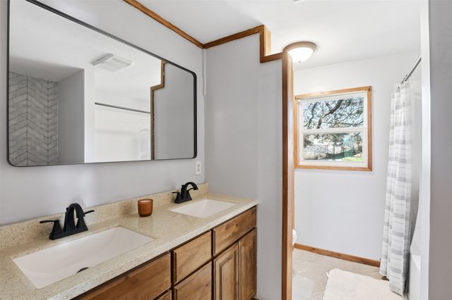 613 Mustang Trail, Granbury, TX 76049