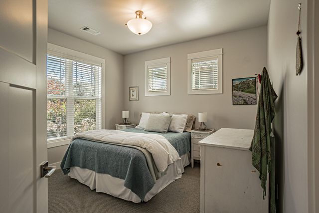 528 Waterbury Way, Medford, OR 97504