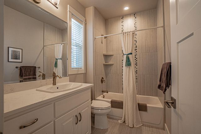 528 Waterbury Way, Medford, OR 97504