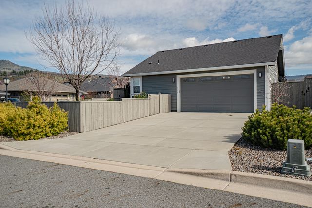 528 Waterbury Way, Medford, OR 97504