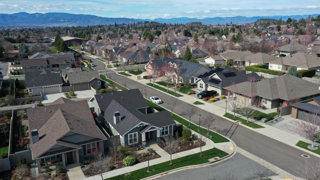 528 Waterbury Way, Medford, OR 97504